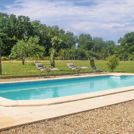 Three-bedroom Holiday In * Queaux
