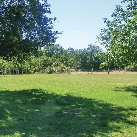 Three-bedroom Holiday In בית נופש Queaux