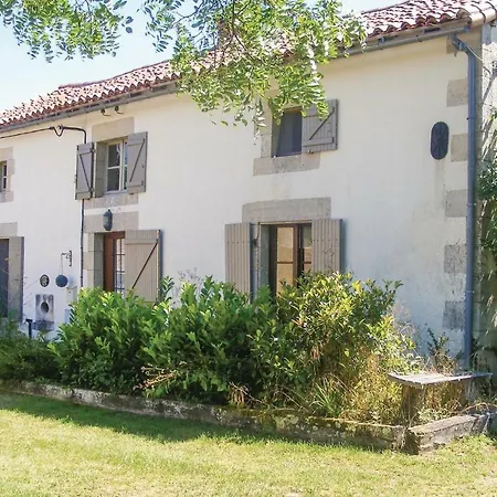 Three-bedroom Holiday In בית נופש Queaux